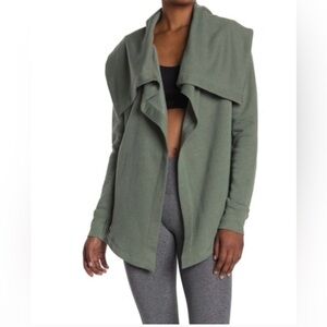 Women’s Z BY Zella SHOOTING STAR DRAPE COLLAR CARDIGAN IN GREEN URBAN. Size M.